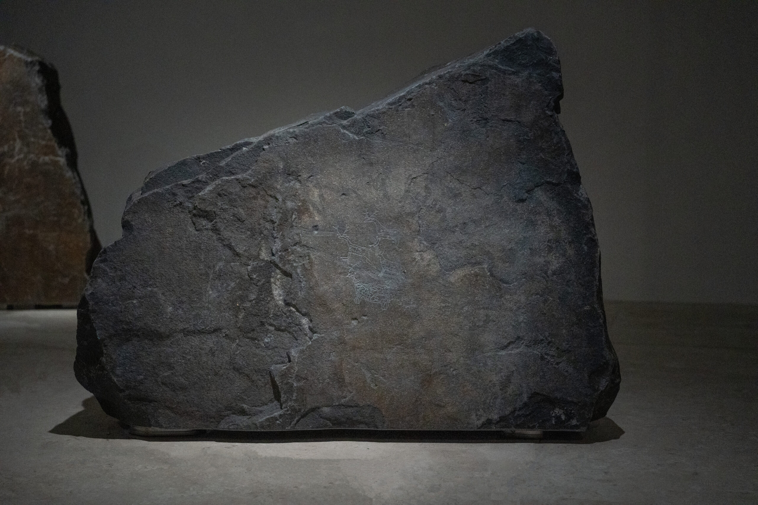 신교명_Traces of Machina Sapiens시리즈_ 500x500x150cm_slate_2025 신교명_Traces of Machina Sapiens시리즈_ 500x500x150cm_slate_2025